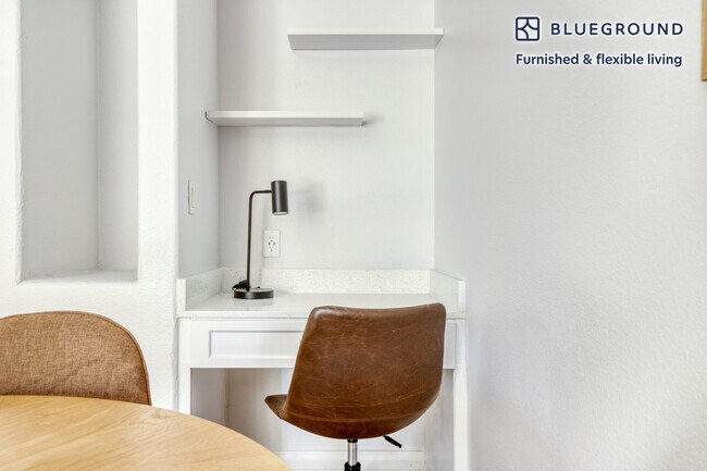 Foto del edificio - 8700 Pershing Dr