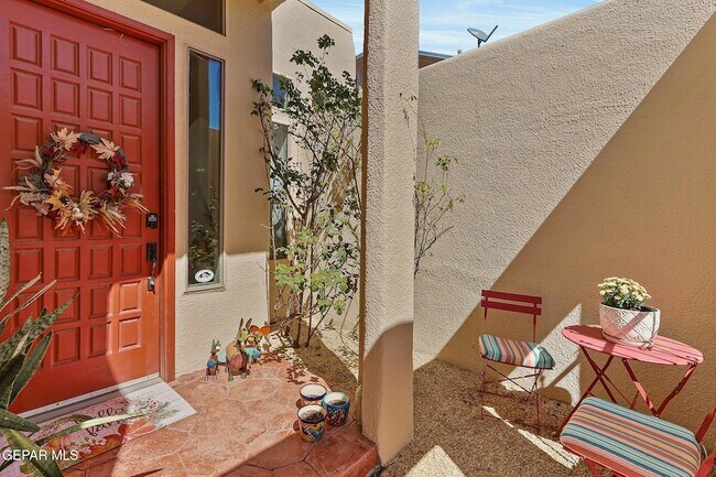 Foto del edificio - 6401 Franklin Ridge Dr
