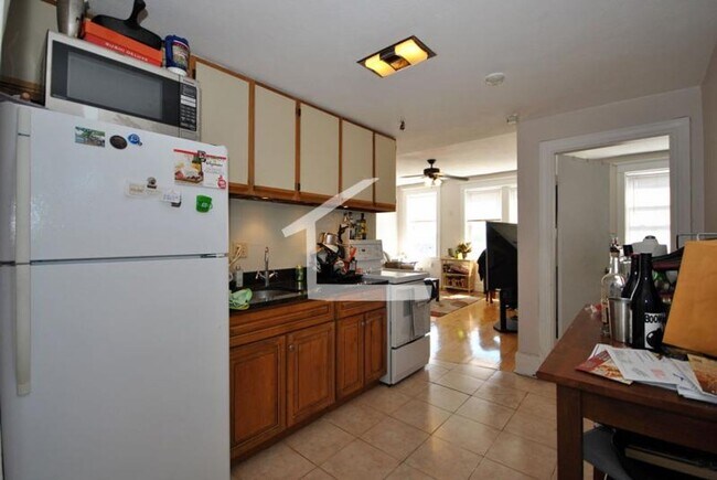 Foto del edificio - 5/1 Sunny top floor 2BR near Green Line, Harvard Ave
