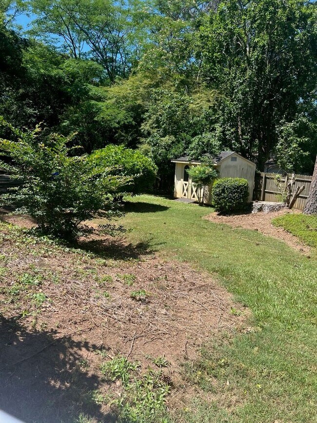 Building Photo - Newly Renovated 2 Bedroom Townhouse in Con...