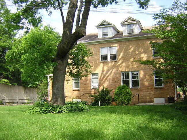 Afuera - 4709 Rittenhouse St