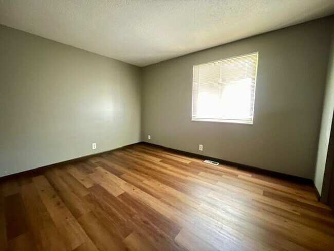 Building Photo - Great 2 Bedroom Available!