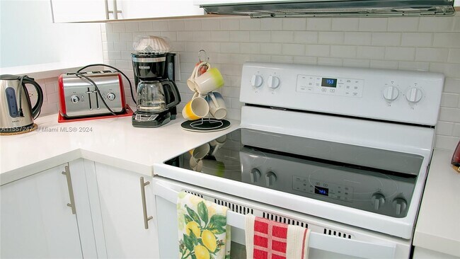 Foto del edificio - 18100 N Bay Rd