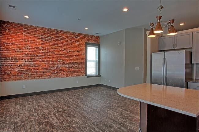 Building Photo - Updated Loft Apartment in the Heart of Dow...