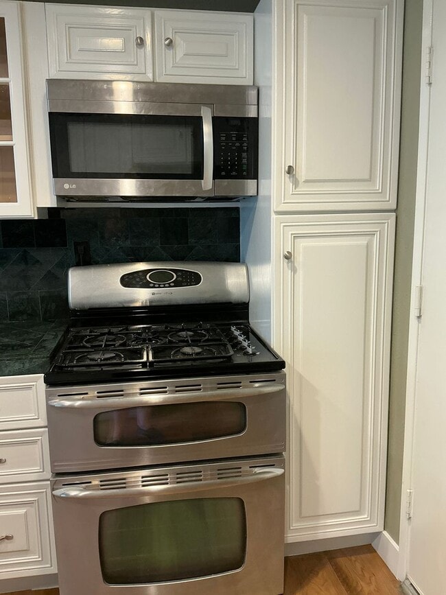 Building Photo - FOR LEASE 3 BEDROOM 2.5 BATH 2 Story Condo...