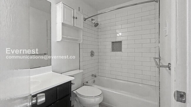 Foto del edificio - 2 Bed, 1.5 Bath Apartment with Carport / Pet-Friendly / Available Now!