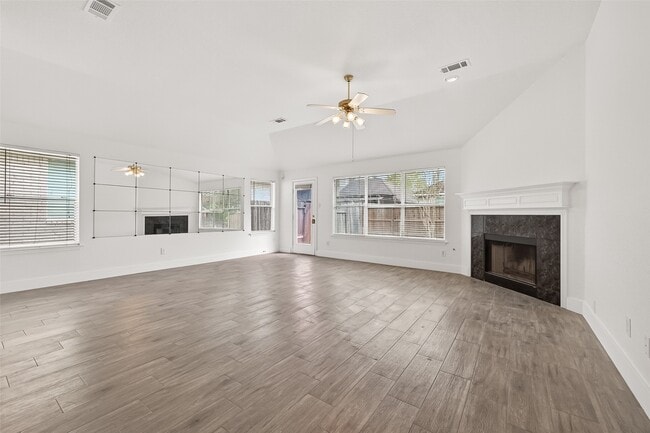 Foto del edificio - 3143 Oakwood Run Dr