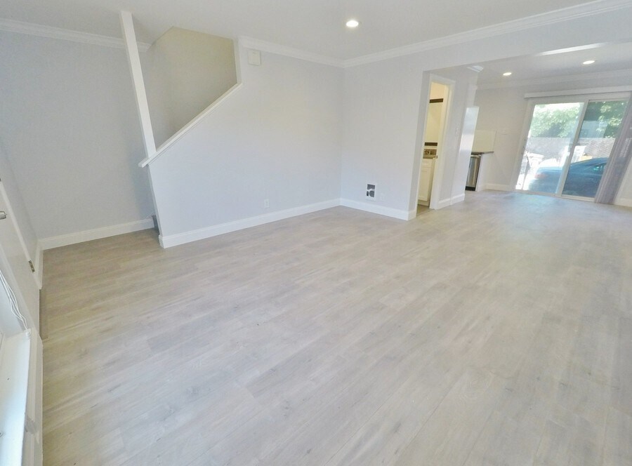 Foto principal - Remodeled 2-Bd Townhome w/ Patio, Washer/D...