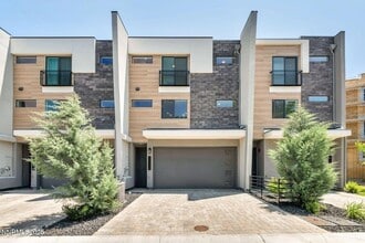 Building Photo - 557 California Ave