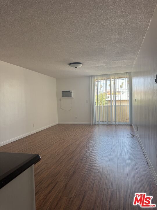 Building Photo - 425 S Kenmore Ave