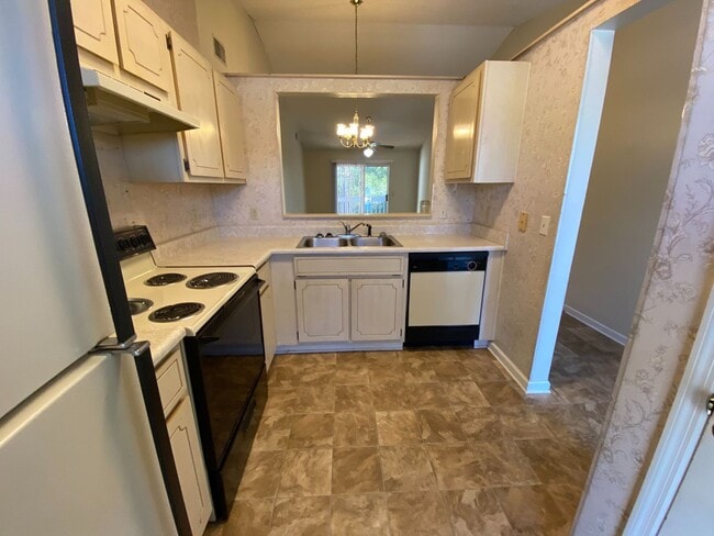 Building Photo - AVAILABLE AUGUST! [NO PETS PERMITTED]
