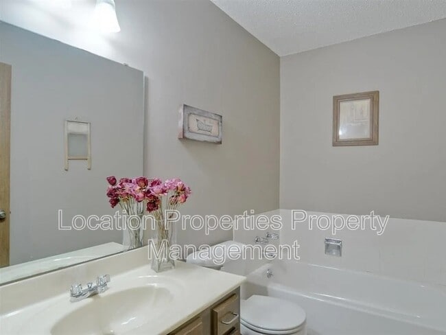 Building Photo - 2401 Sequoia Ct