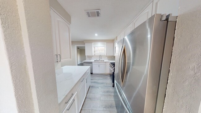 Building Photo - 6BD/3BA Large House, Newly Renovated!
