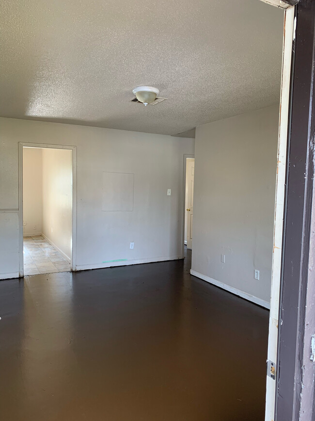 Building Photo - 205 Tanglewood Dr