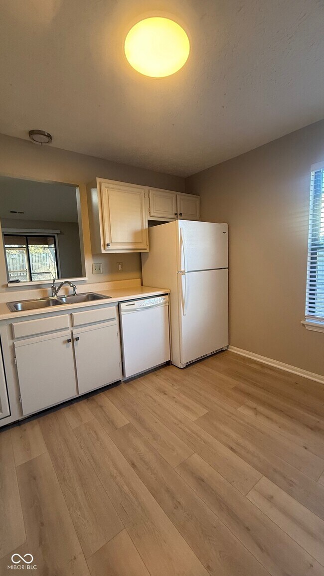 Foto del edificio - 14610 Village Park E Dr