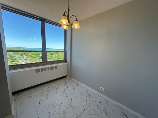Building Photo - 3 Bed 1.5 Bath in Lakeview!