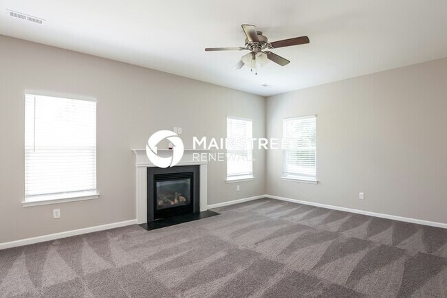 Building Photo - 4 Bedroom Pet-Friendly Home in Charlotte, NC with Main Street Renewal