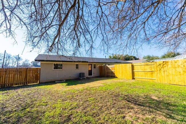 Building Photo - 2 Bed-1 Bath Duplex with Modern updates an...