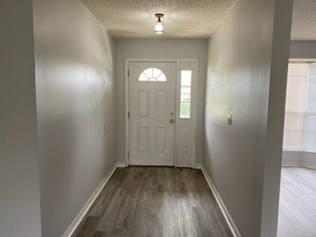 Foto del edificio - LAKESIDE ESTATES - NEW FLOORING - FRESH PA...