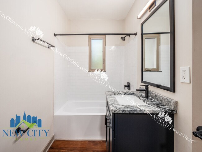 Foto del edificio - Newly Renovated Apartment Building