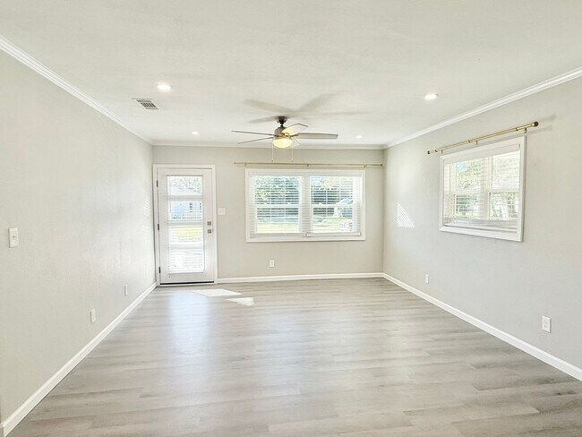 Building Photo - Fully Remodeled East Hill Cottage