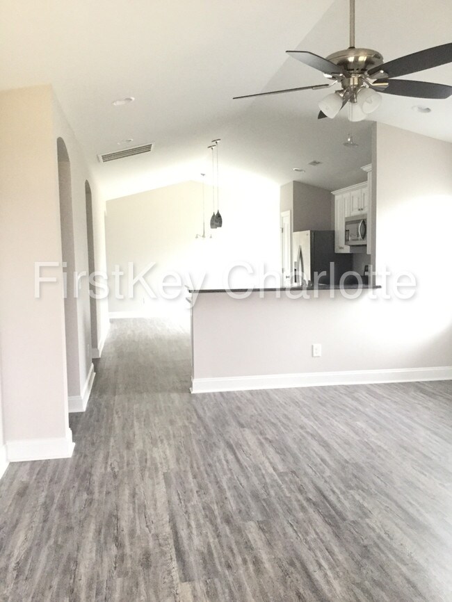 Foto del edificio - 705 Robin Ave