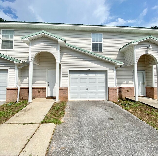 Building Photo - 2 Bedroom 2.5 Bath 1 Car Garage Condo for ...