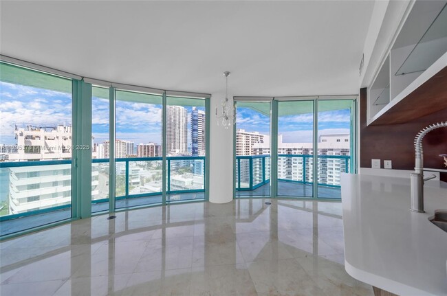 Foto del edificio - 6000 Indian Creek Dr
