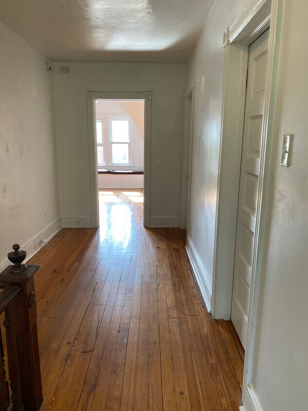 Foto principal - 19 W Stewart Ave