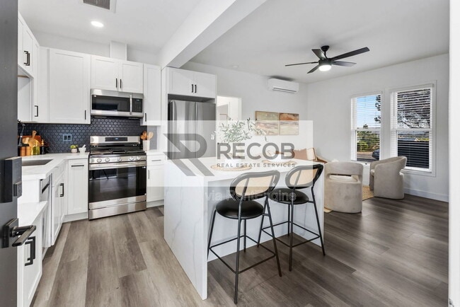 Building Photo - 832 Desty St