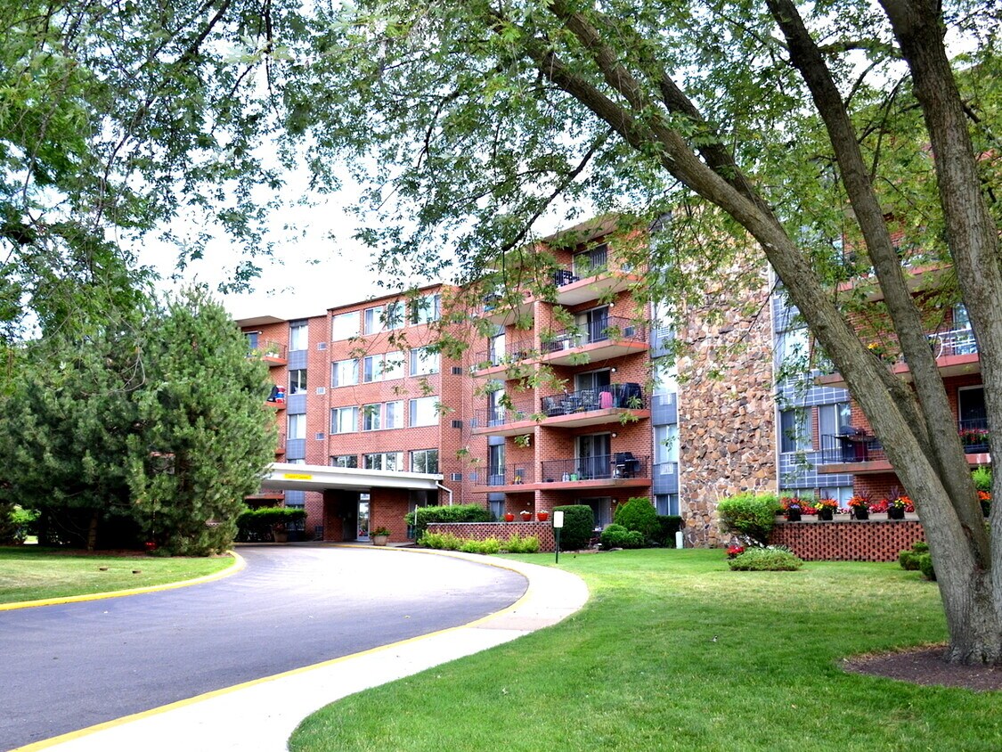 Foto principal - 18 E Old Willow Rd