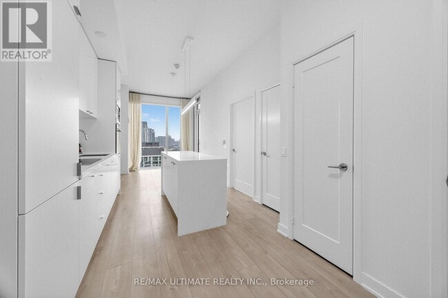 Building Photo - 27 Bathurst St