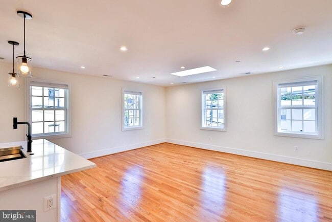 Building Photo - 221 S Alfred St