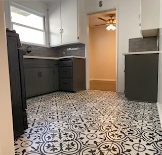 Cocina recientemente renovada con azulejos personalizados. - 1020 N Verdugo Rd