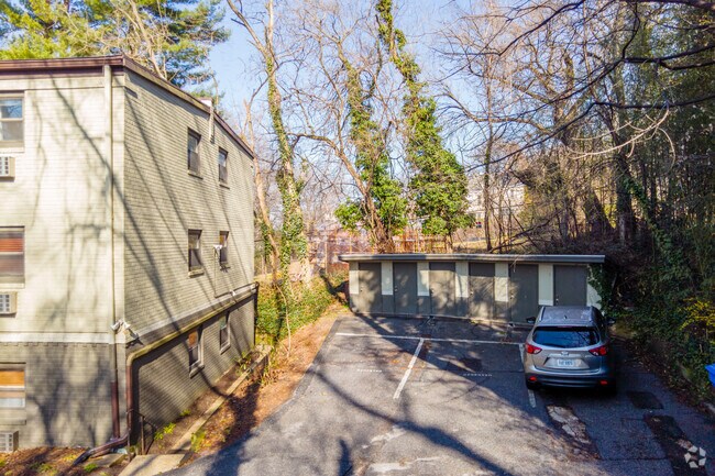 Foto del edificio - 4595-4597 MacArthur Blvd NW