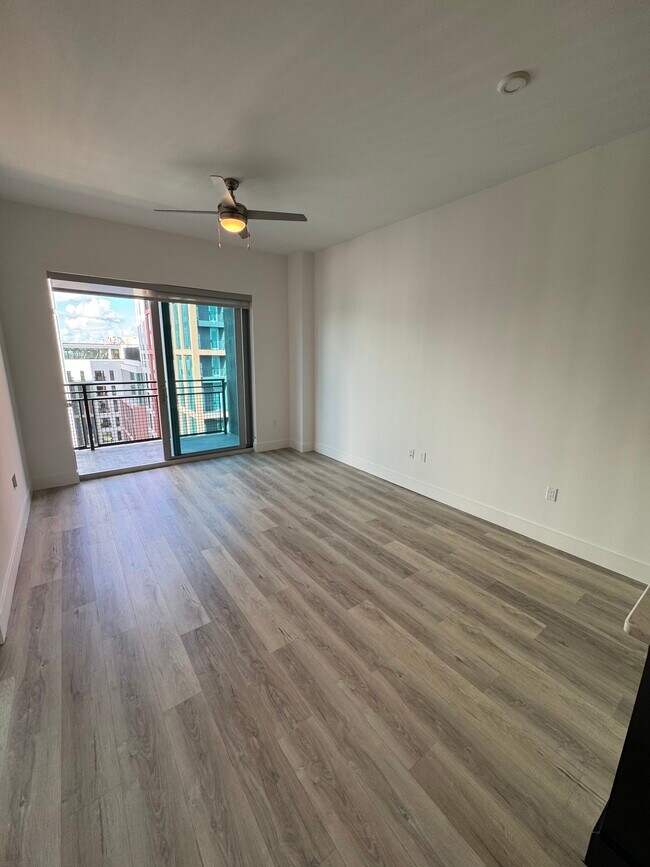 Sala de estar con balcón - 89 NW 30th St