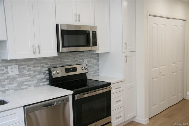Building Photo - 17 Rockhagen Rd