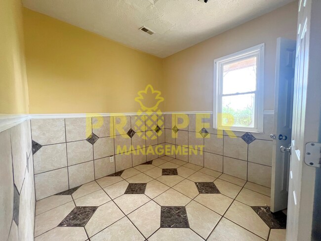 Foto del edificio - 3 bedrooms 1 bathrooms house for rent