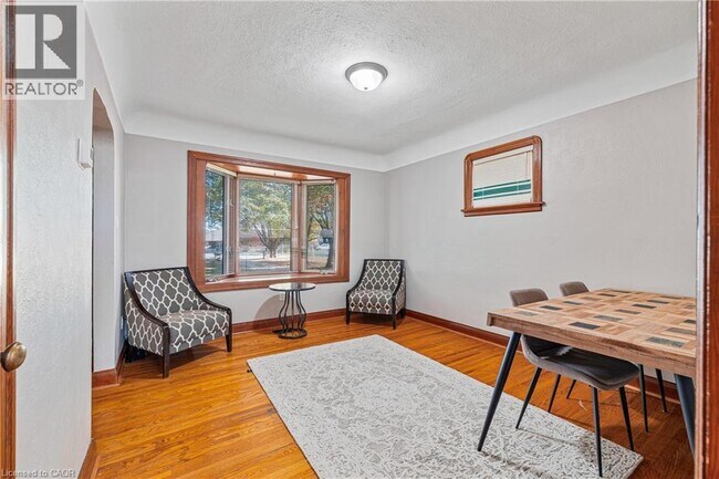 Photo du bâtiment - 19 Parkside Dr