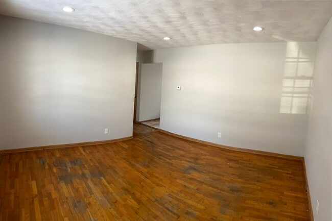 Building Photo - 623 N Belview Ave