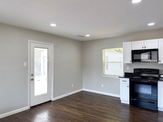 Foto del edificio - 2 Bed / 1 Bath / Detached Garage