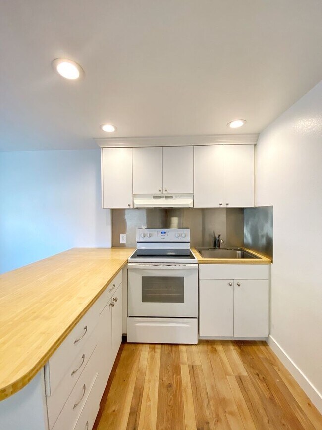 Building Photo - 215 W Pueblo St