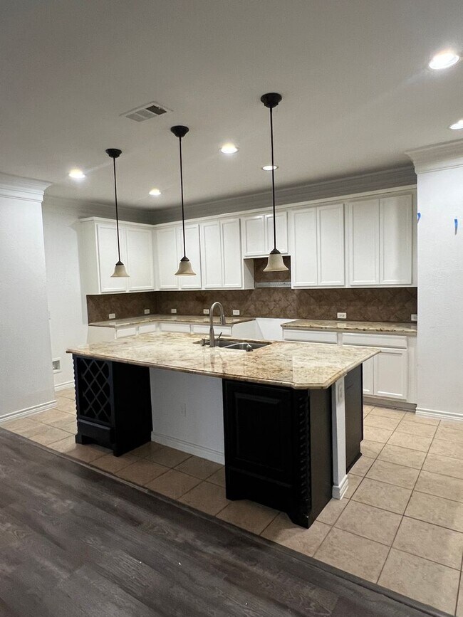 Foto del edificio - Newly Updated Expansive 5 Bedroom 3.5 Bath...