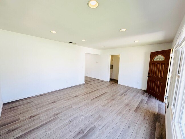 Building Photo - 3 bedroom, 2 bath detached house with larg...