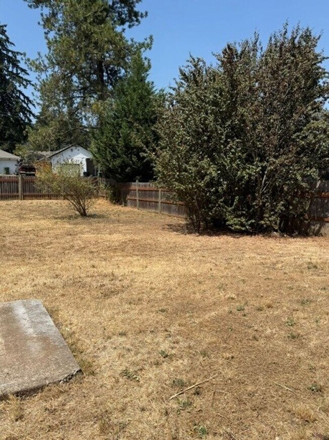 Building Photo - 3 Bedroom West Salem House w/ Large Fenced Backyard