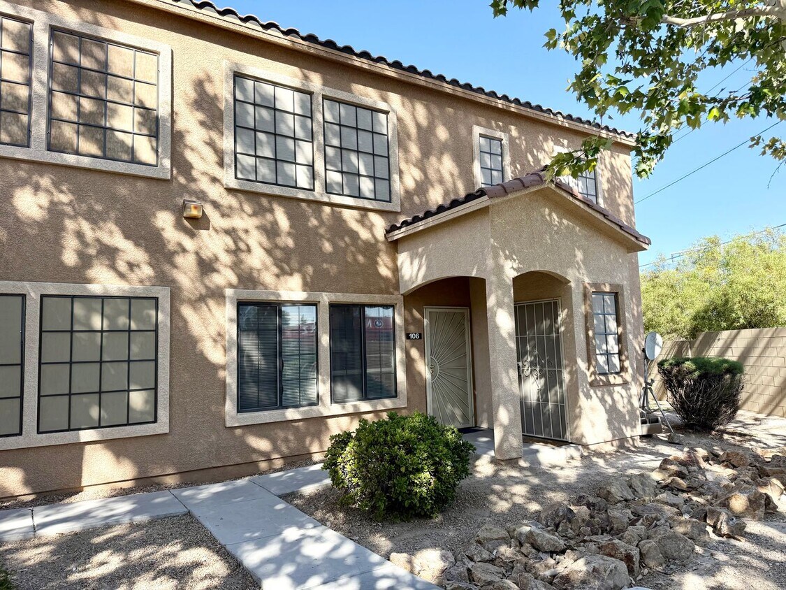 Foto principal - 1/BD 1/BA Light-Filled Condo in Gated Comm...