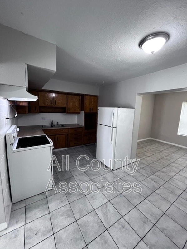 Building Photo - 5211 Kapok Dr