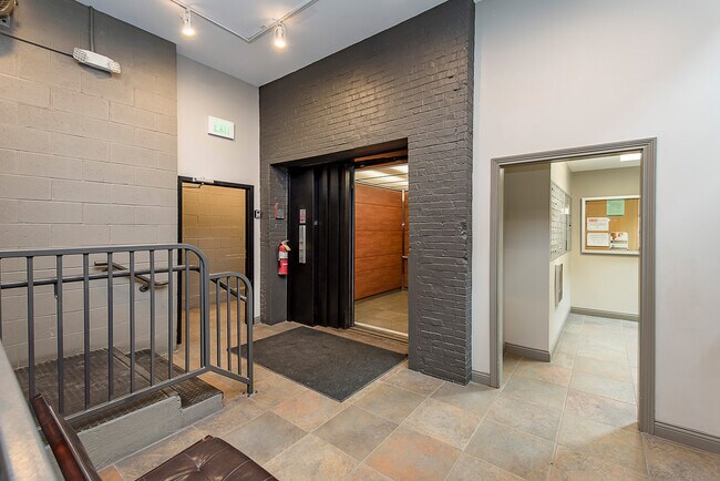 Foto del edificio - 630 N College Ave