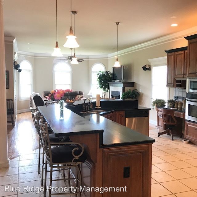 Building Photo - 5 br, 3.5 bath House - 117 Lake Harbor Drive