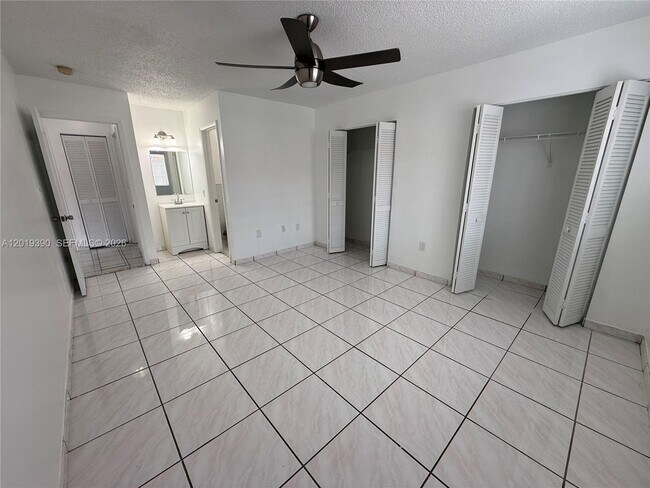 Foto del edificio - 10101 W Okeechobee Rd